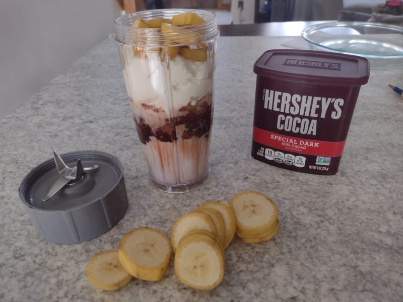 How to make a healthy smoothie with chocolate, bananas, some protein powder and fruit. Based on knowgenie.com recipe.